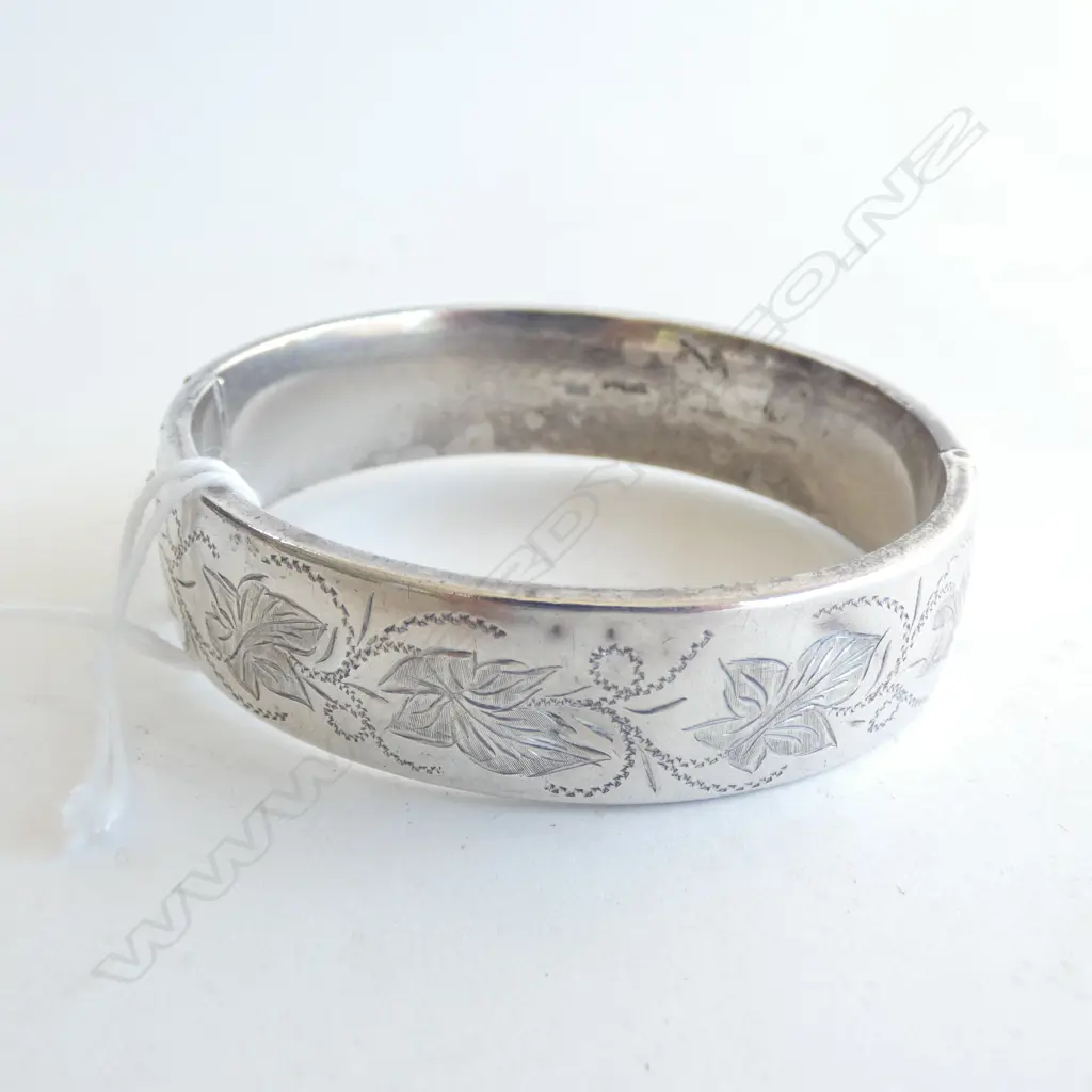 SILVER HALF HINGE BANGLE, w ENGRAVED DECORATION Image 1++
