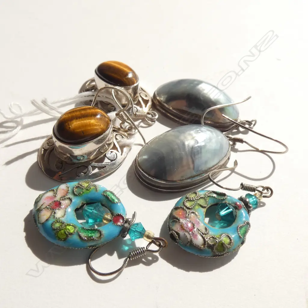 3 PRS EARRINGS; 925 STG & TIGERS EYE / CLOISONNE / STG & PEARL Image 1++