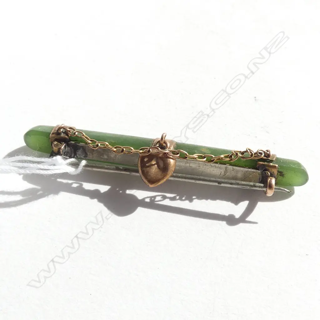 C1900 POUNAMU 9CT BAR BROOCH CHAIN & HEART DROPS Image 1++