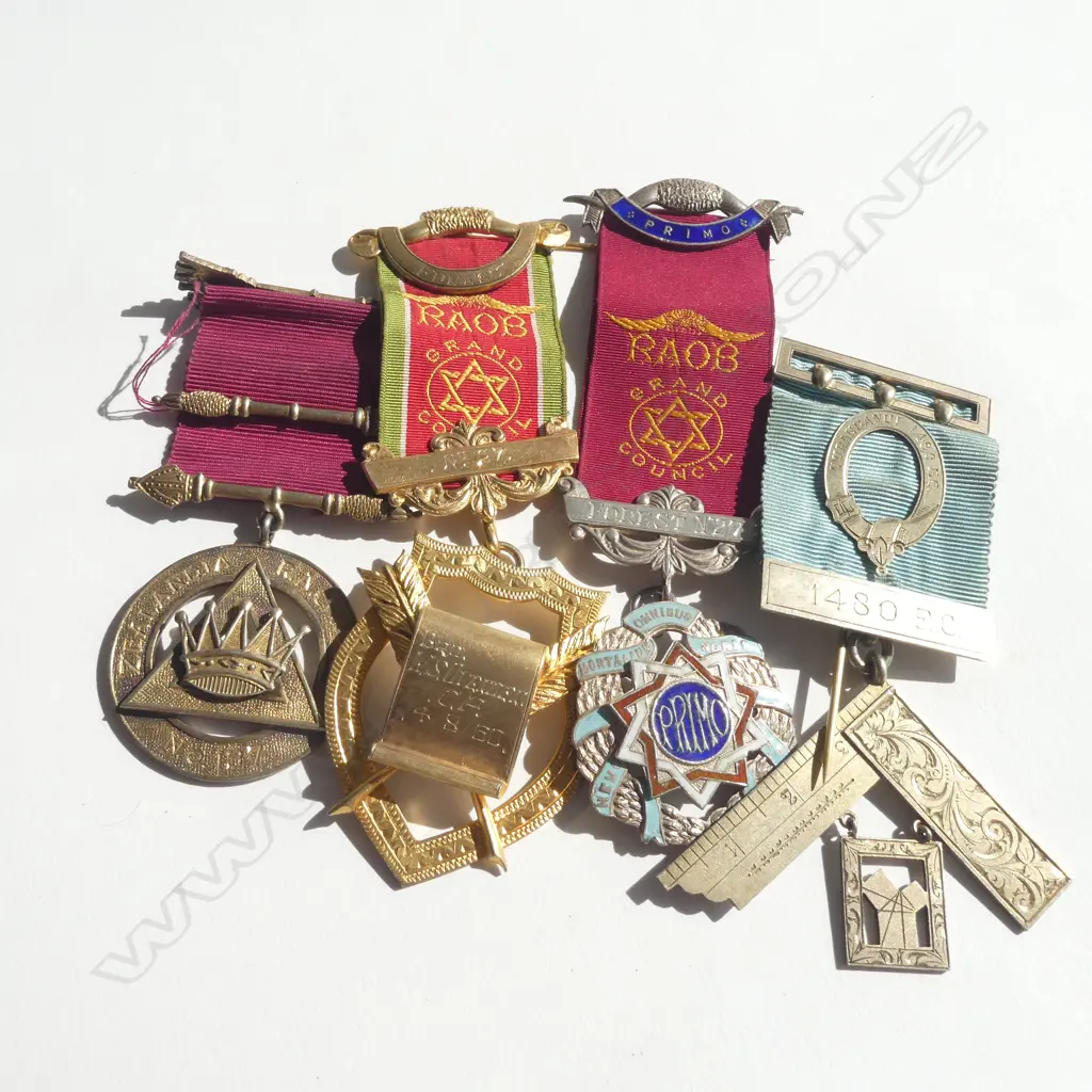 4 VINTAGE SILVER LODGE / MASONIC JEWELS RIBBONS ETC Image 1++