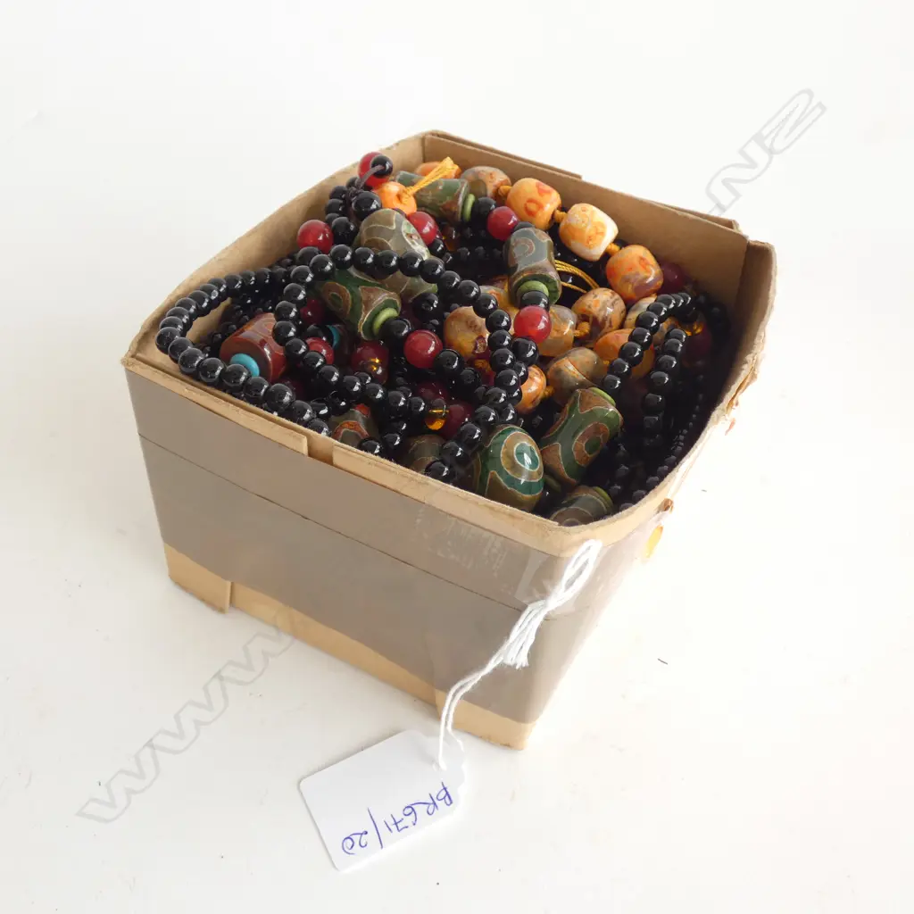 BOX ASST. GLASS NECKLACES  Image 1++