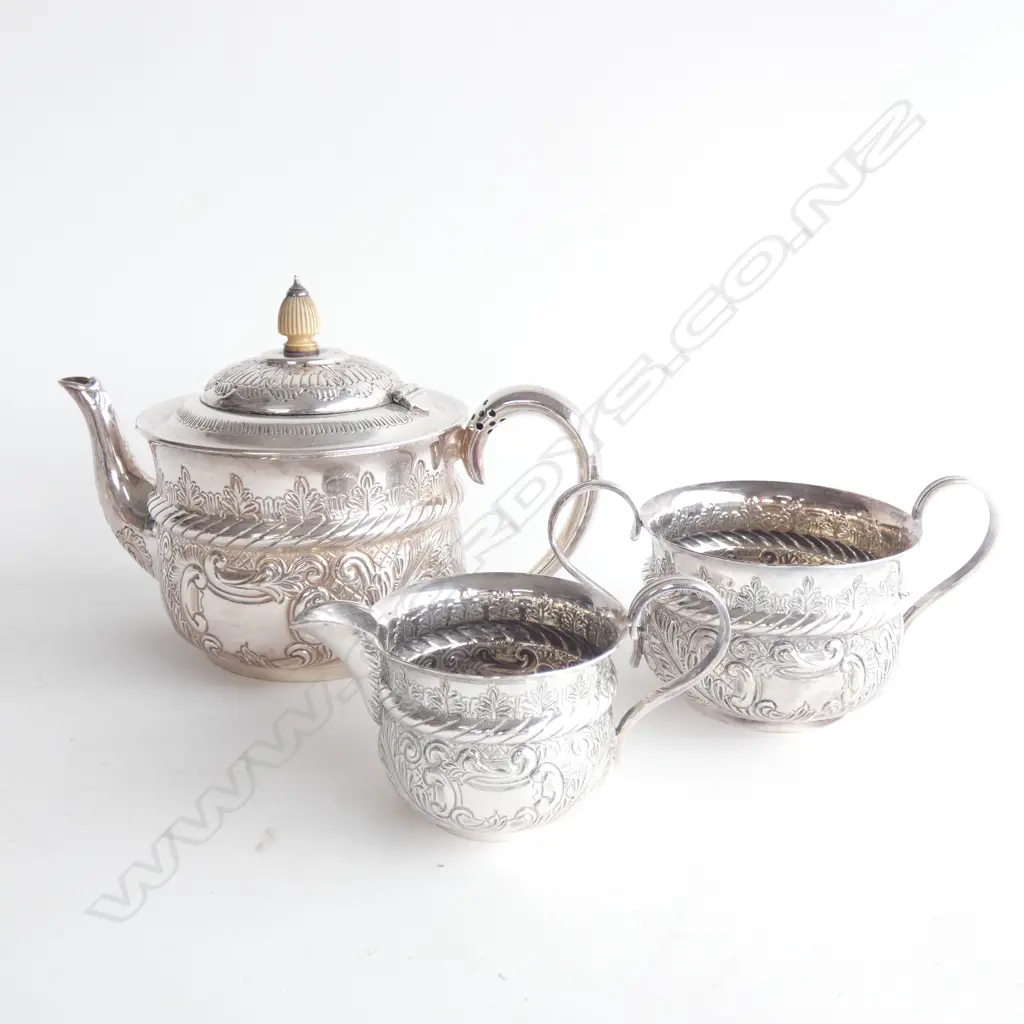 3PC ORNATE SILVER PLATE WALKER & HALL TEA SET; TEAPOT (2 CUP) JUG & SUGAR Image 1++