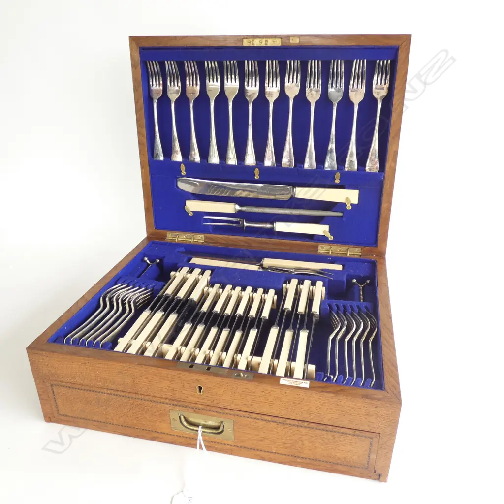 LARGE COMPLETE CUTLERY CANTEEN INCL. 'BONE' HANDLES Image 1++
