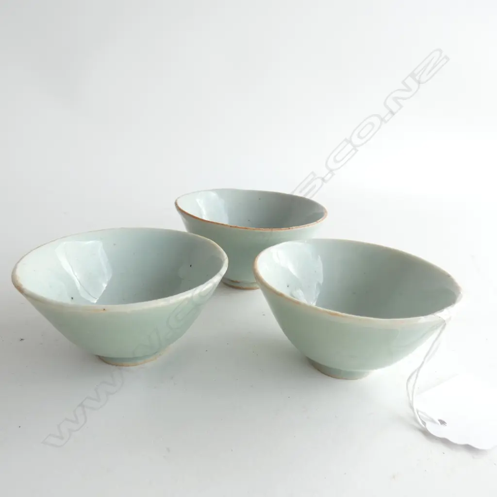 3 CHINESE SMALL BOWLS CELADON GLAZE LGEST DIA.80mm Image 1++