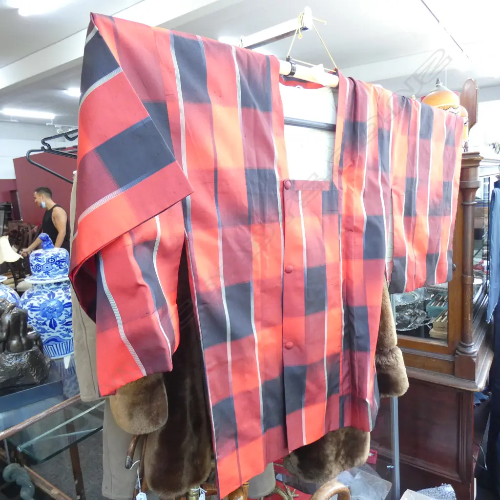 SHORT SILK RED & BLACK TARTAN STYLE PATTERN KIMONO  - FULLY LINED Image 1++