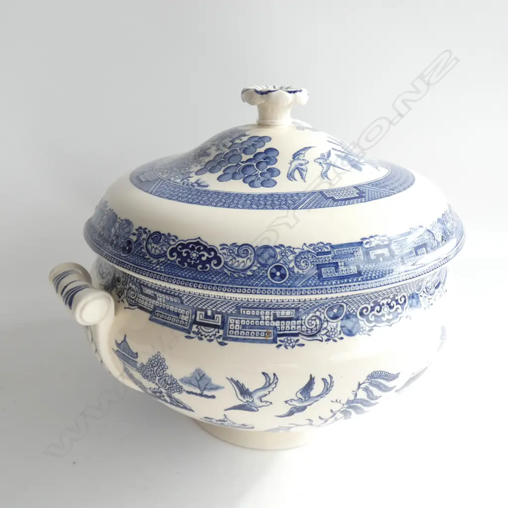 LARGE WEDGWOOD B/W WILLOW TUREEN Image 1++