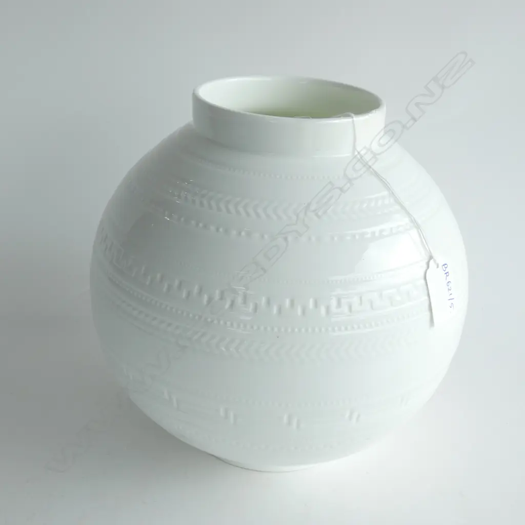 LARGE WEDGWOOD 'INTAGLIO' SPHERE VASE H.220mm Image 1++