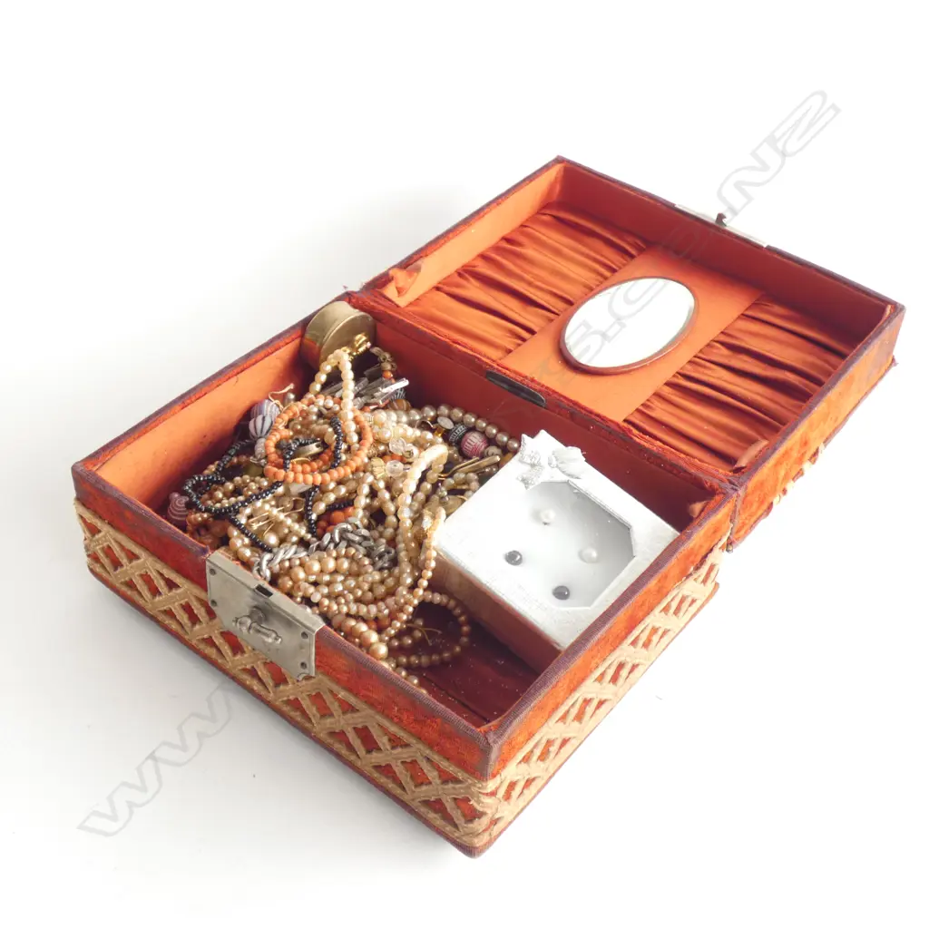 VINTAGE JEWELLERY BOX + ASST. COSTUME CONTENTS Image 1++