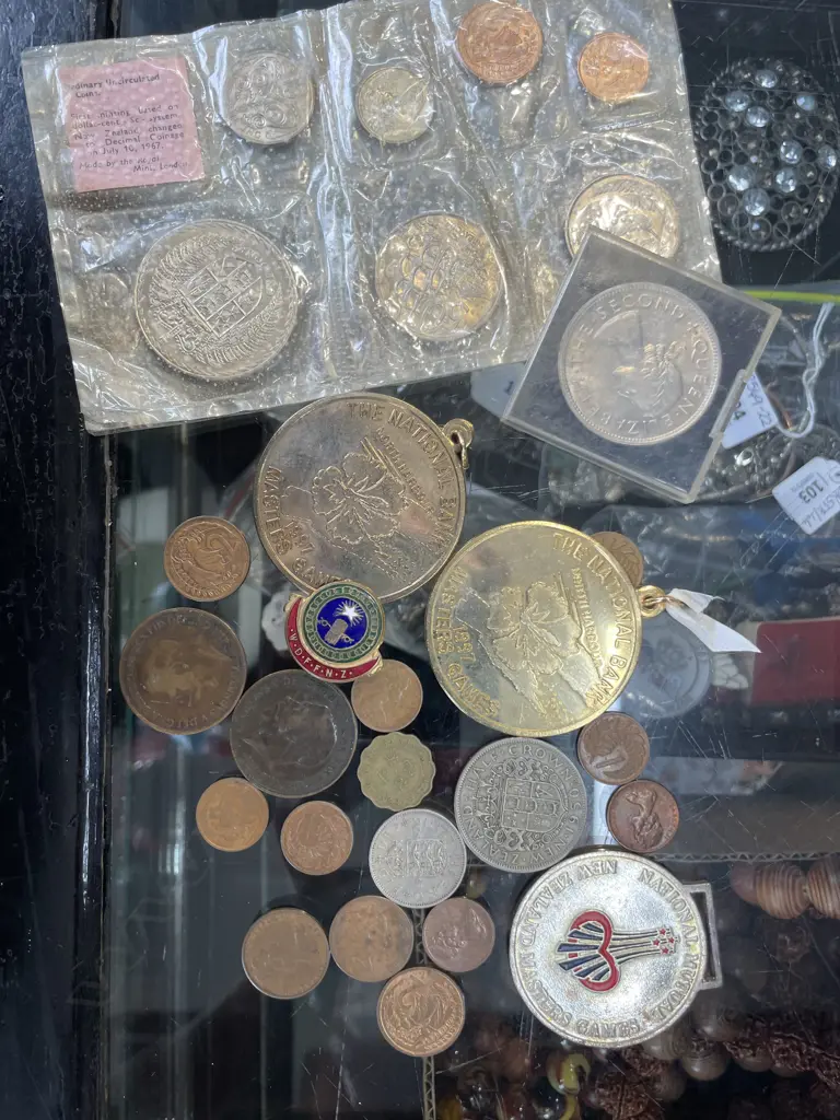 SM BAG ASST OLD COINS & BADGES Image 1++