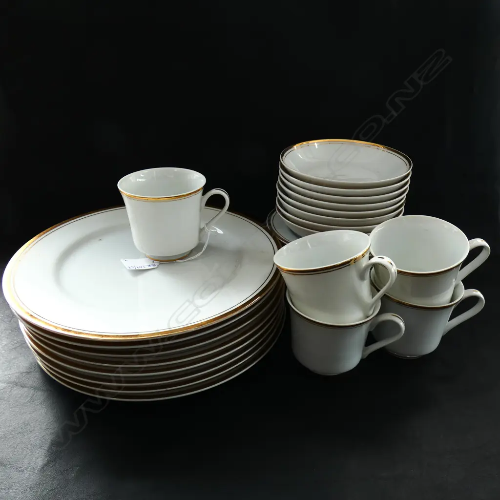 8 PLACE SHEFFIELD 'REGENCY GOLD' PORCELAIN; 8 DINNER PLATES ETC Image 1++