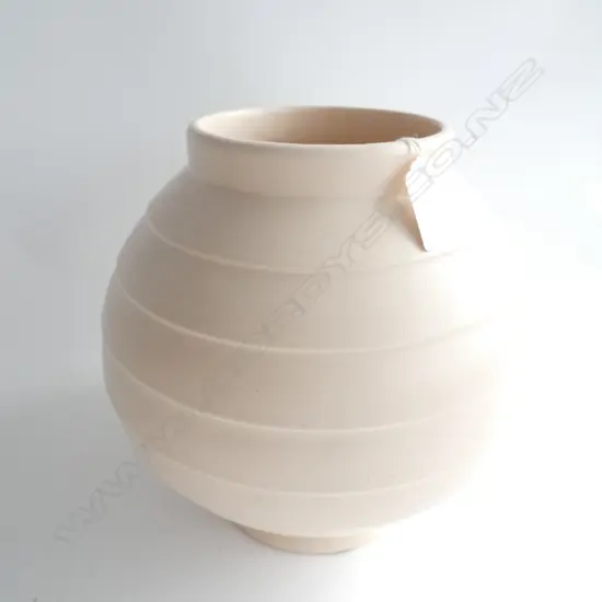 ERNEST SHUFFLEBOTHAM FOR CROWN LYNN ROUND RIBBED VASE H.230mm CHIP TO BASE
