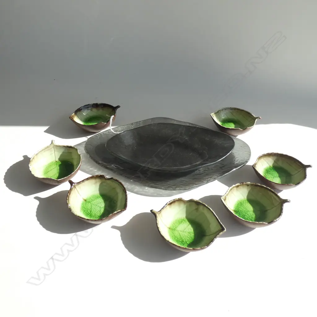 PR ART GLASS PLATES & 7 GREEN & BROWN CRACKLE GLAZE LEAF BOWLS  L 115MM Image 1++