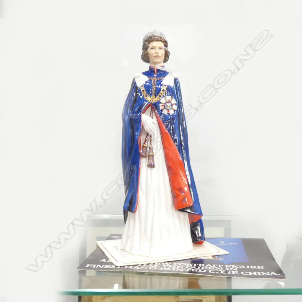 ROYAL DOULTON QUEEN ELIZABETH 11 30TH ANNIVERSARY H.270MM  HN2878 RETAIL $1225 578/2500... Image 1++