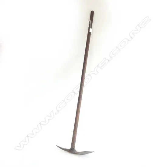 OLD LONG HANDLED HOE STEEL DIAMOND HEAD. L.1290mm