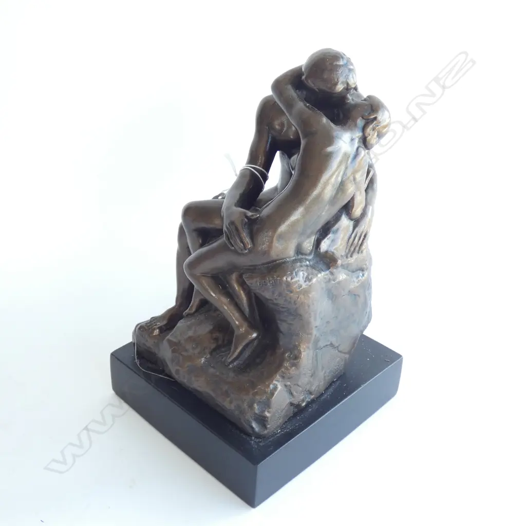 BRONZED RESIN 'LOVERS KISS' SCULPTURE H.300mm Image 1++