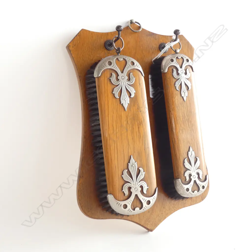 PR. VICTORIAN CLOTHES BRUSHES ON OAK SHIELD H.255mm Image 1++