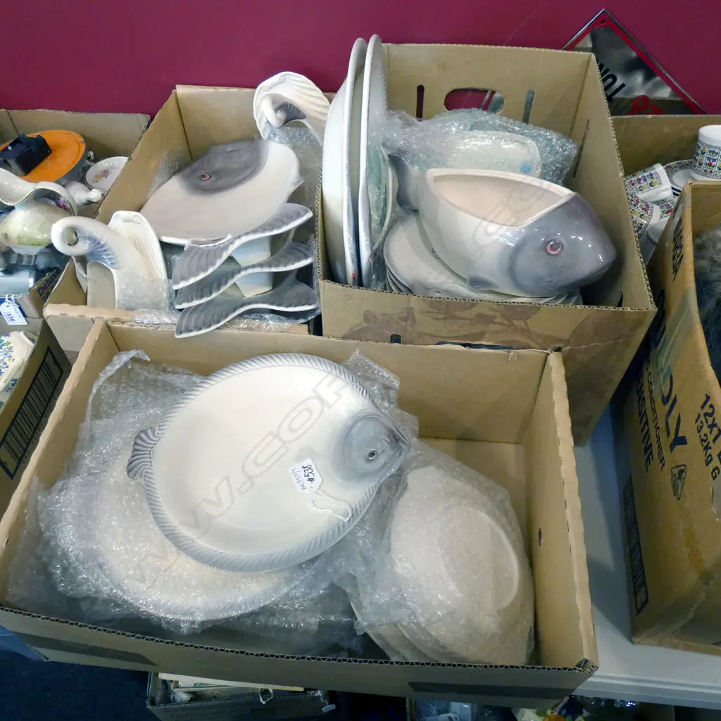 LARGE WAECHTERSBACH 'FISH' DINNER SERVICE  Image 1++