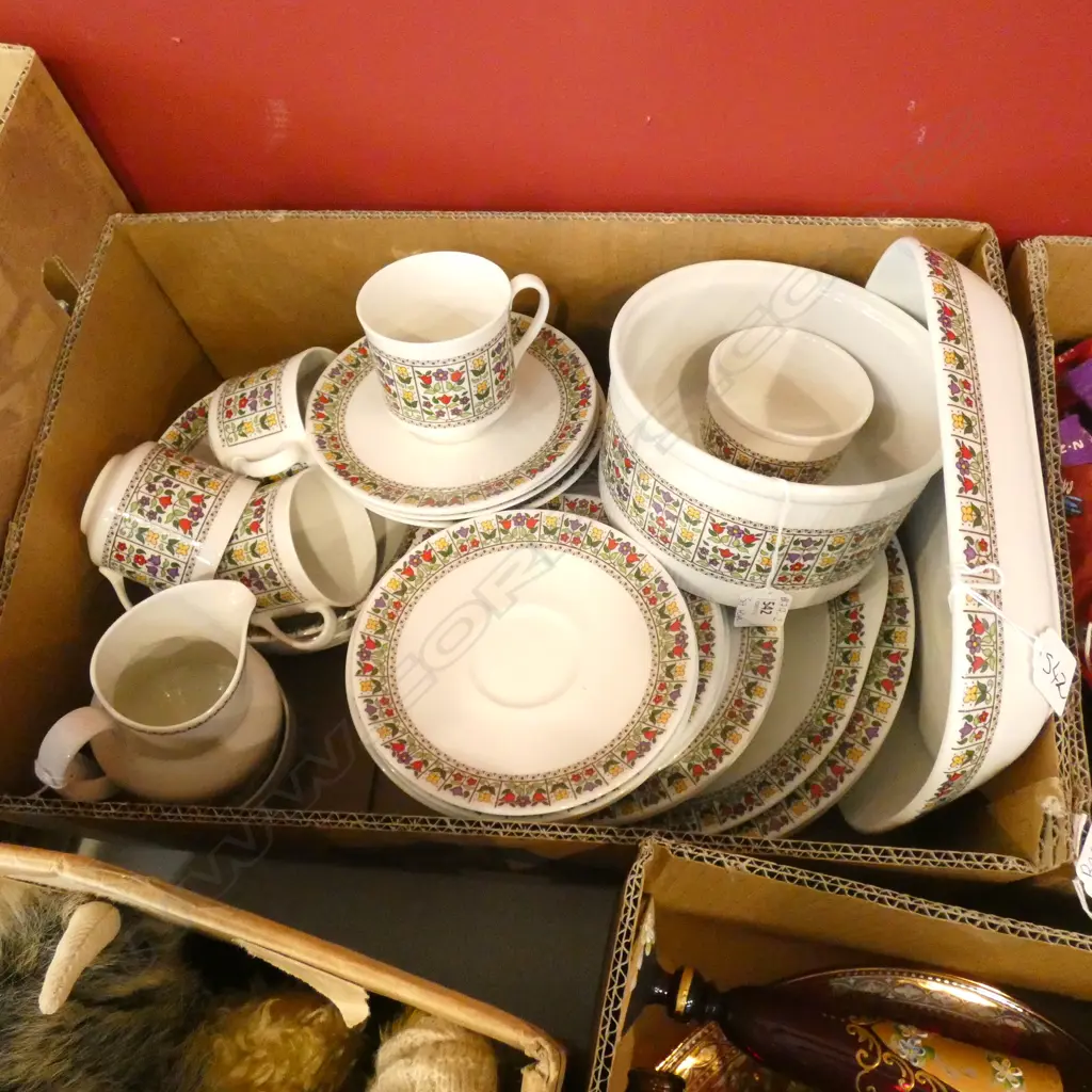 ROYAL DOULTON PART DINNER SET - FIREGLOW - 40 PCS Image 1++