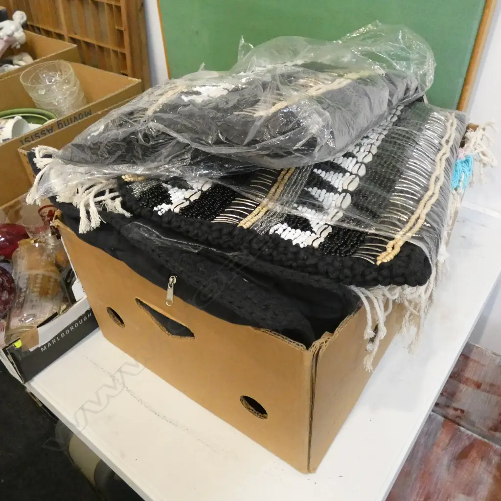 BOX LOT ASST. CUSHIONS Image 1++