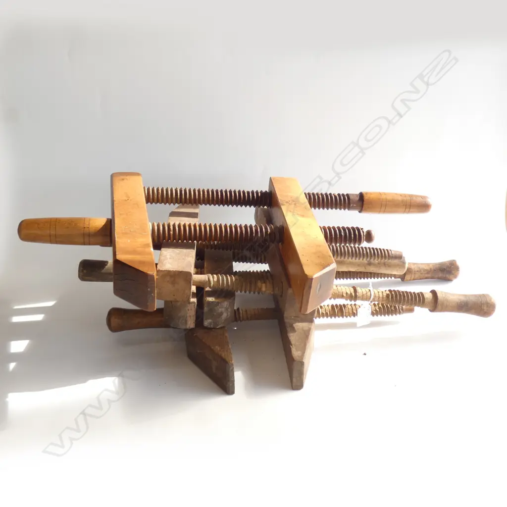 4 ANTIQUE WOODEN DBLE SCREW CLAMPS Image 1++