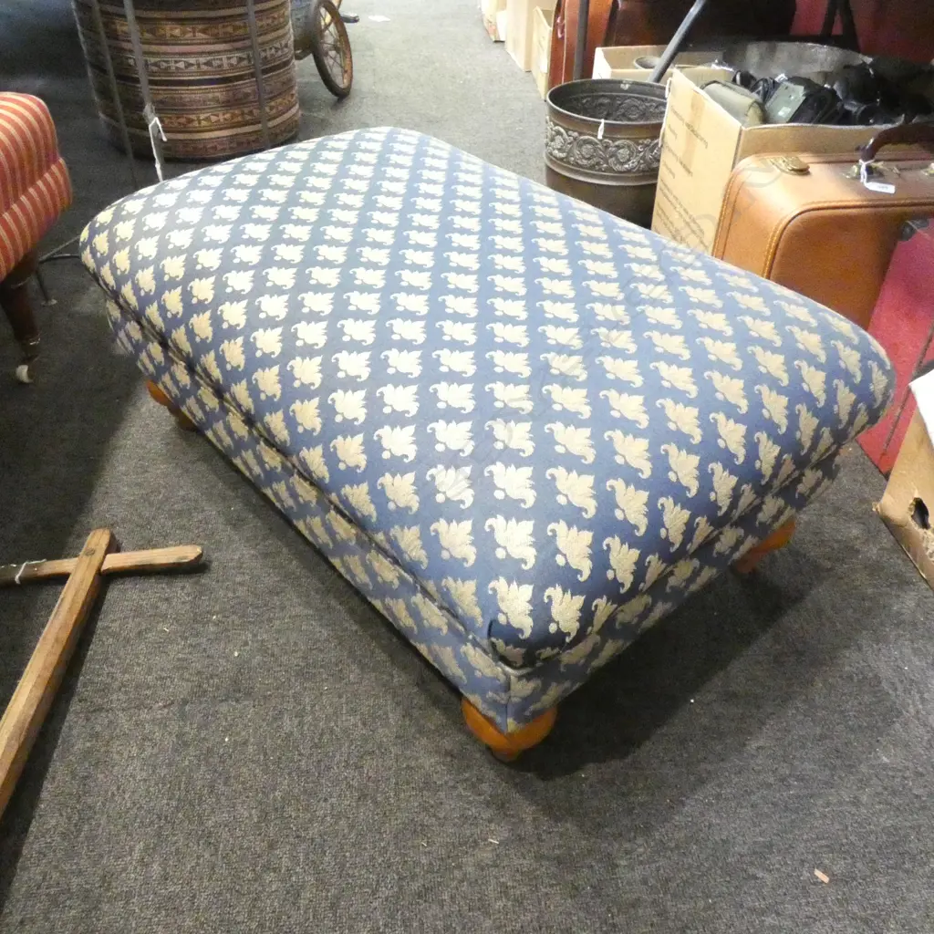 UPHOLSTED OTTOMAN Image 1++