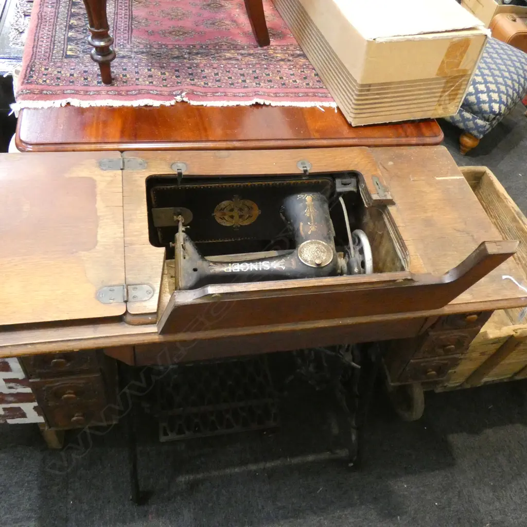 OLD SINGER SEWING MACHINE IN DESK W.910mm Image 1++