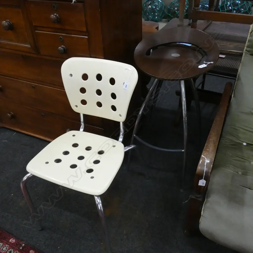 2 CONTEMPORARY CHAIRS Image 1++