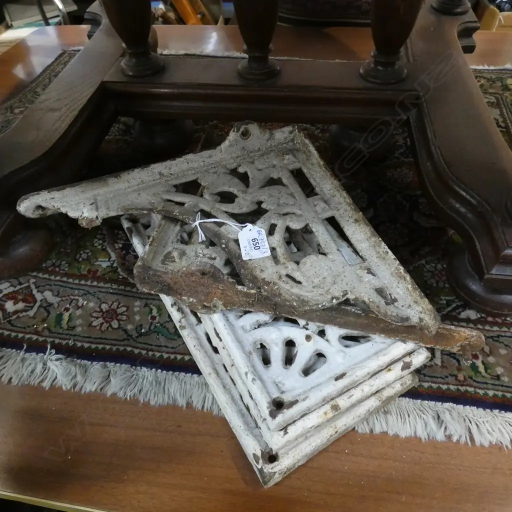 5 PCES WHITE PAINTED CAST IRON; 3 GRILLES 340x160mm + 2 BRACKETS Image 1++