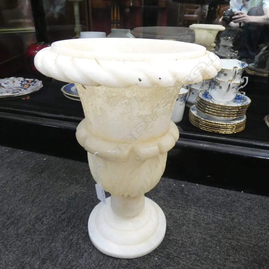 ALABASTER URN ON PLINTH (3 PARTS) Image 1++