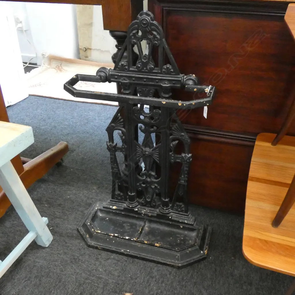 VICT0RIAN CAST IRON BLACK PAINTED UMBRELLA STAND Image 1++