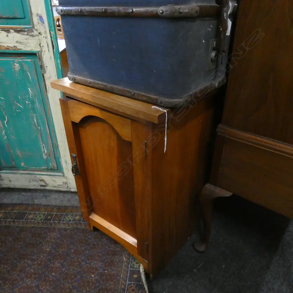 RIMU BEDSIDE CABINET Image 1++