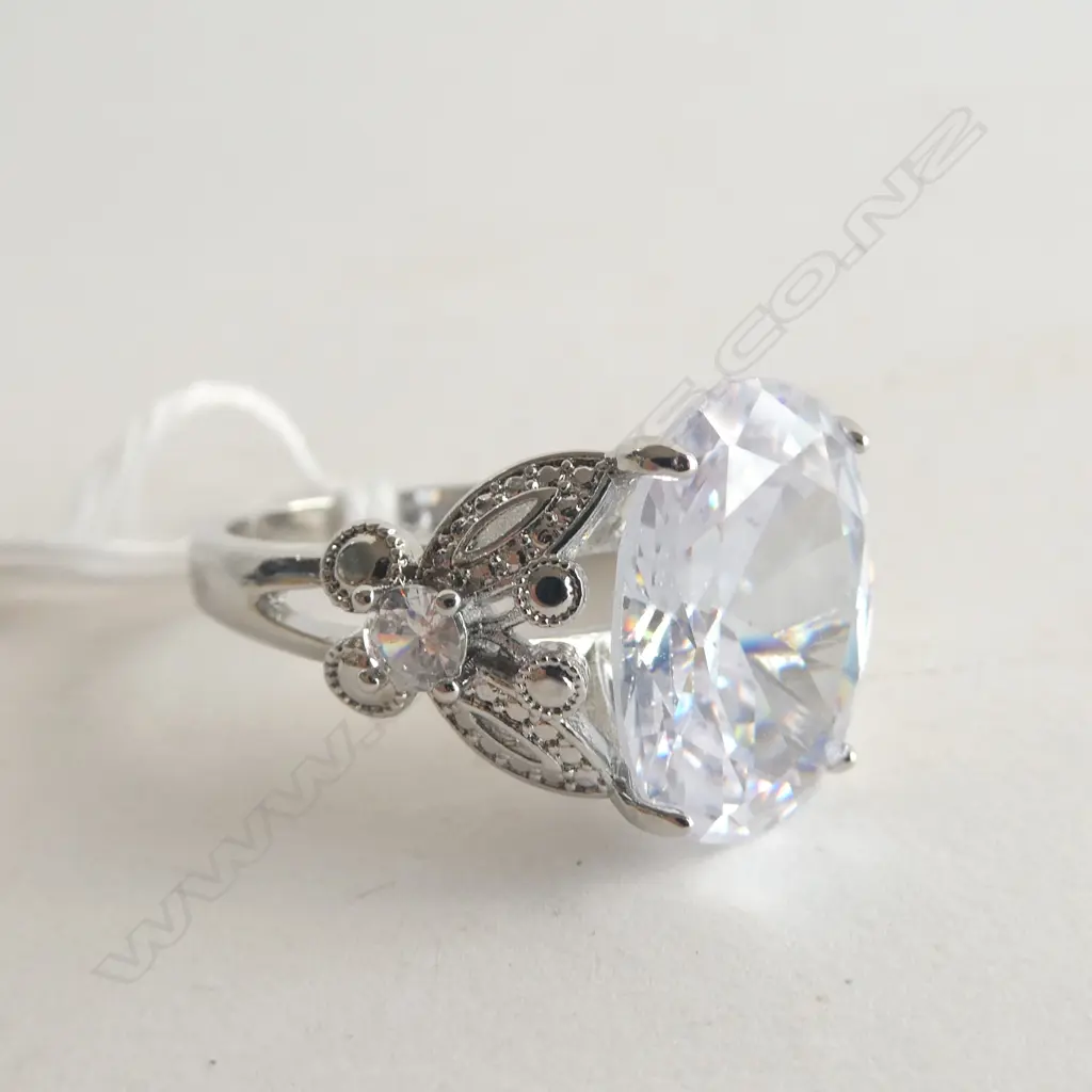 FANTASY RING 16ct FAUX OVAL DIAMOND 925 SIZE 9 Image 1++