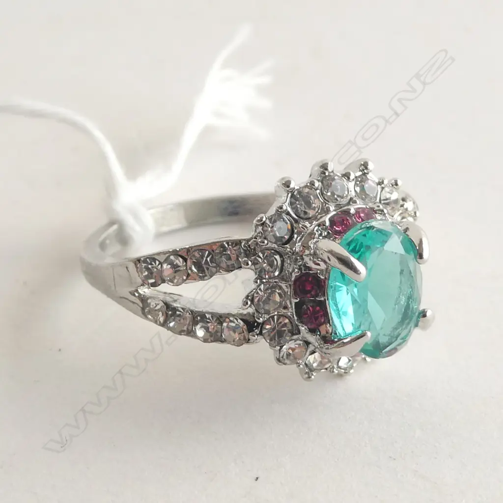 FANTASY FAUX GREEN STONE SILVER TONE RING Image 1++