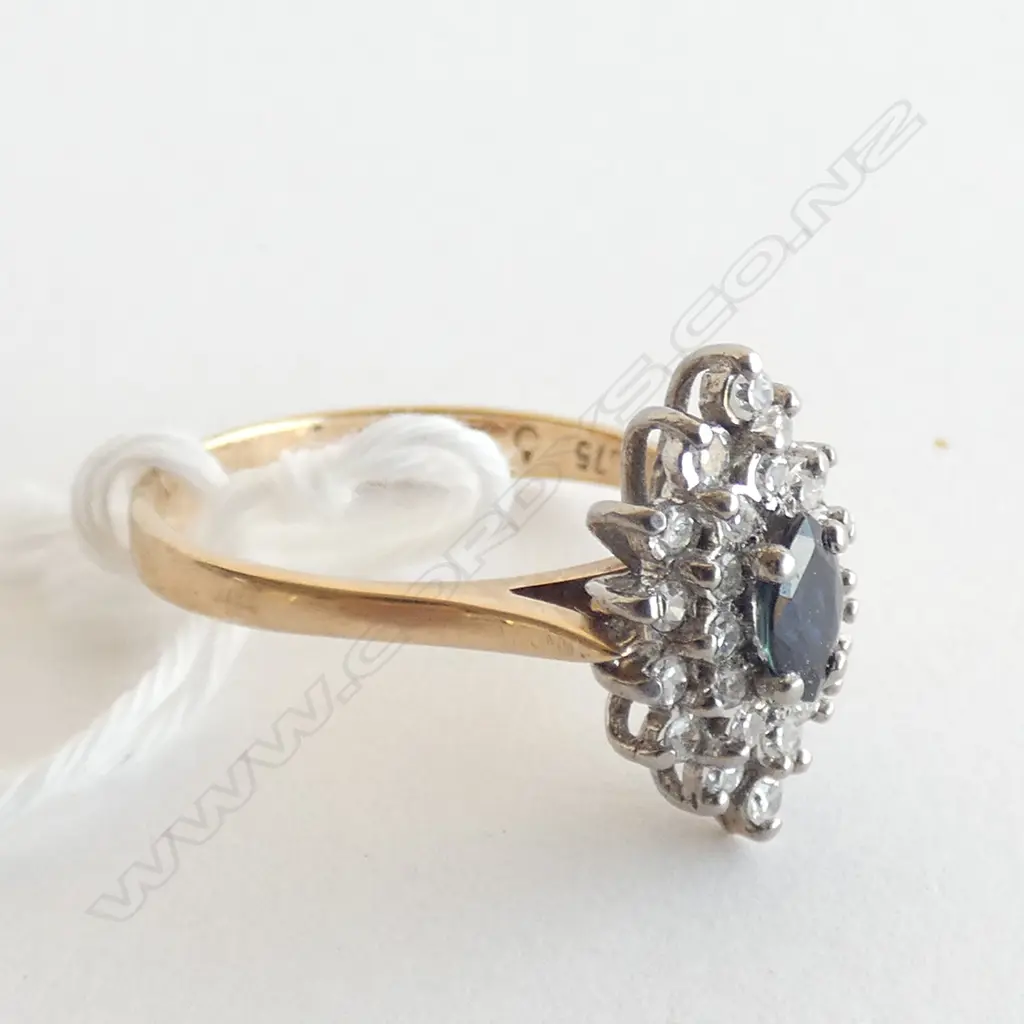 9CT GOLD SAPPHIRE & DIAMOND CLUSTER RING 2.2gms Image 1++