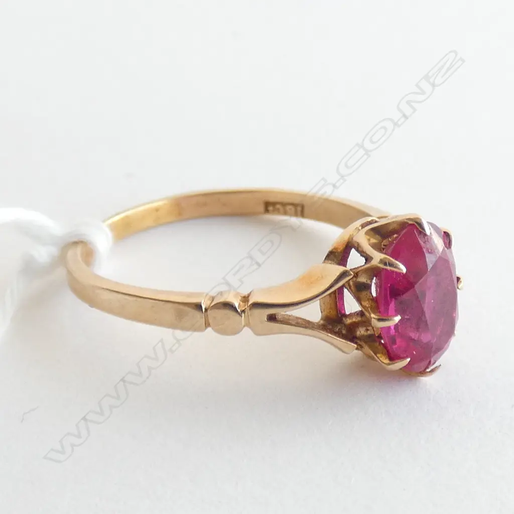 VINTAGE 18CT GOLD & RED STONE RING 2.58gms Image 1++