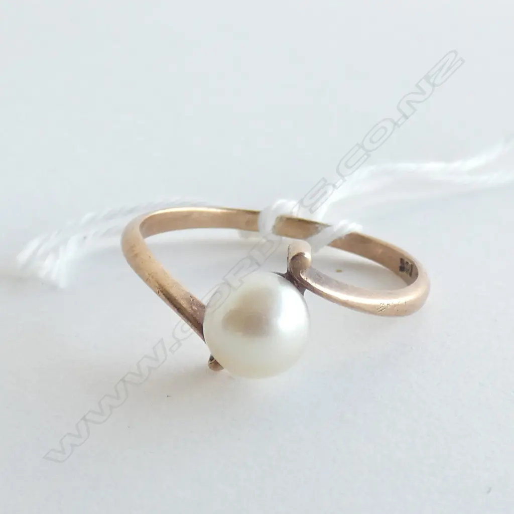 9CT GOLD & CULTURED PEARL RING 2.2gms Image 1++