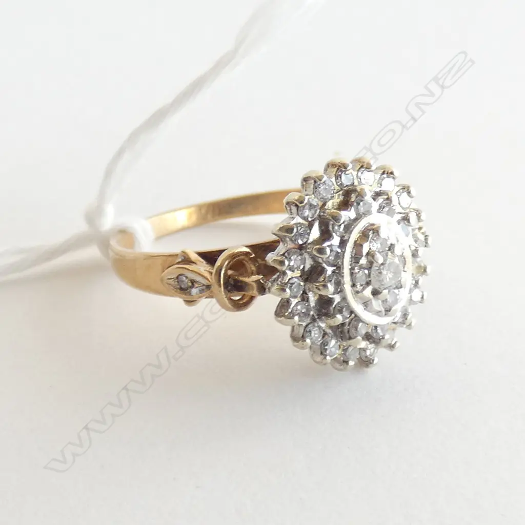 9ct MULTI DIAMOND CLUSTER TOP RING 3.6gms Image 1++