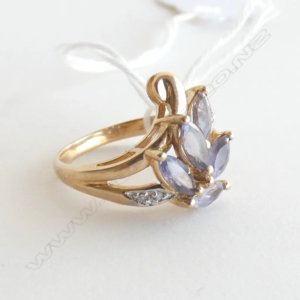 9CT GOLD AMETHYST & DIAMOND CLUSTER RING 3gms Image 1++