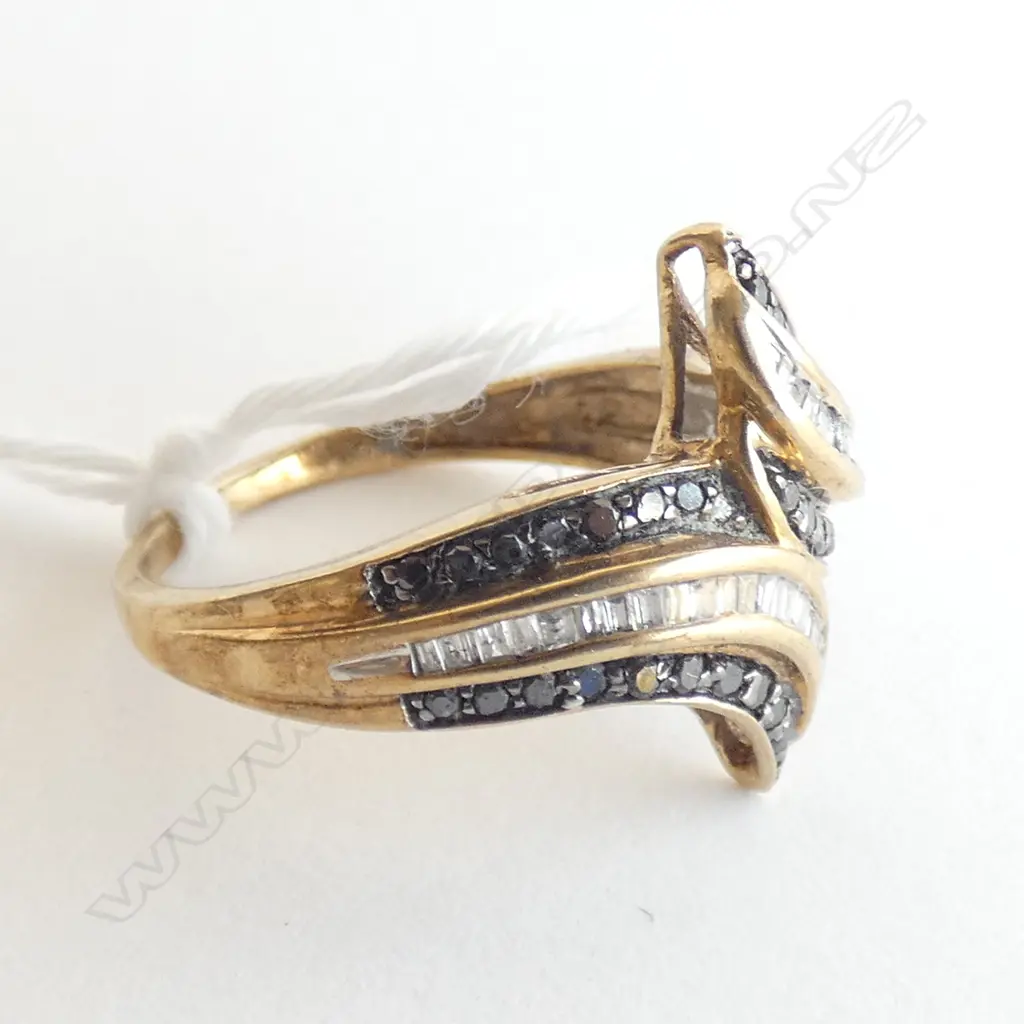 9CT GOLD BLACK AND WHITE DIAMONDS  MULTI STONE RING 3.28gms Image 1++