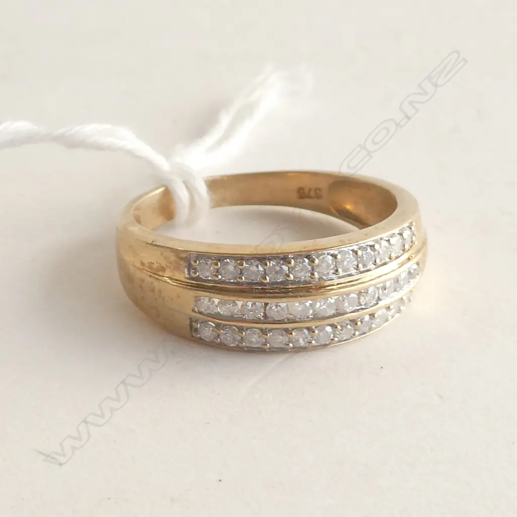 9CT MULTI DIAMOND BANDED RING 3.5gms Image 1++