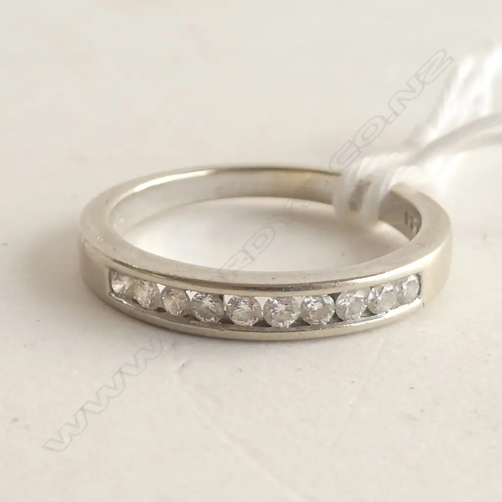 18CT W GOLD & 10 DIAMOND BAND RING CHANNEL SET 3.16gms Image 1++