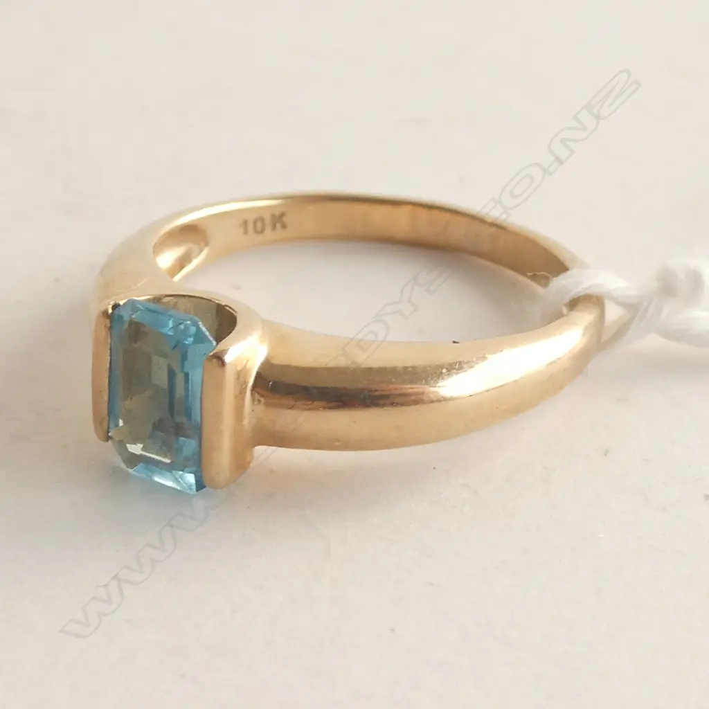 10K YELLOW GOLD & BLUE TOPAZ RING EMERALD CUT 3gms Image 1++
