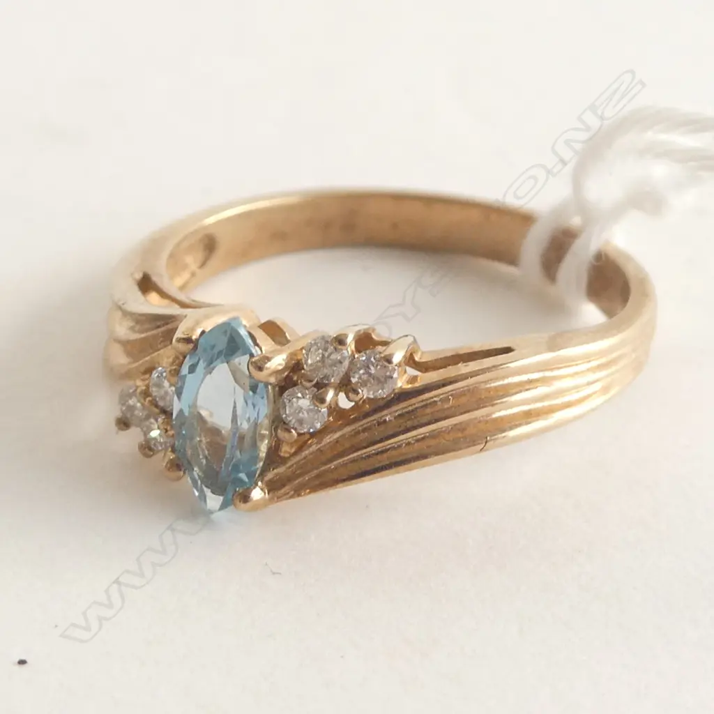 9CT PALE OVAL BLUE TOPAZ & DIAMOND RING Image 1++