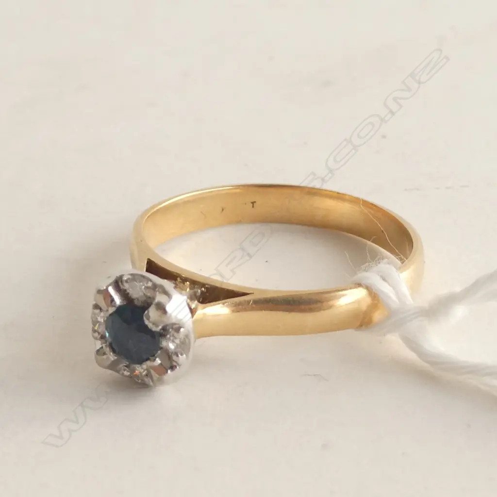 18CT GOLD SAPPHIRE & DIAMOND CLUSTER RING 3.4gms Image 1++