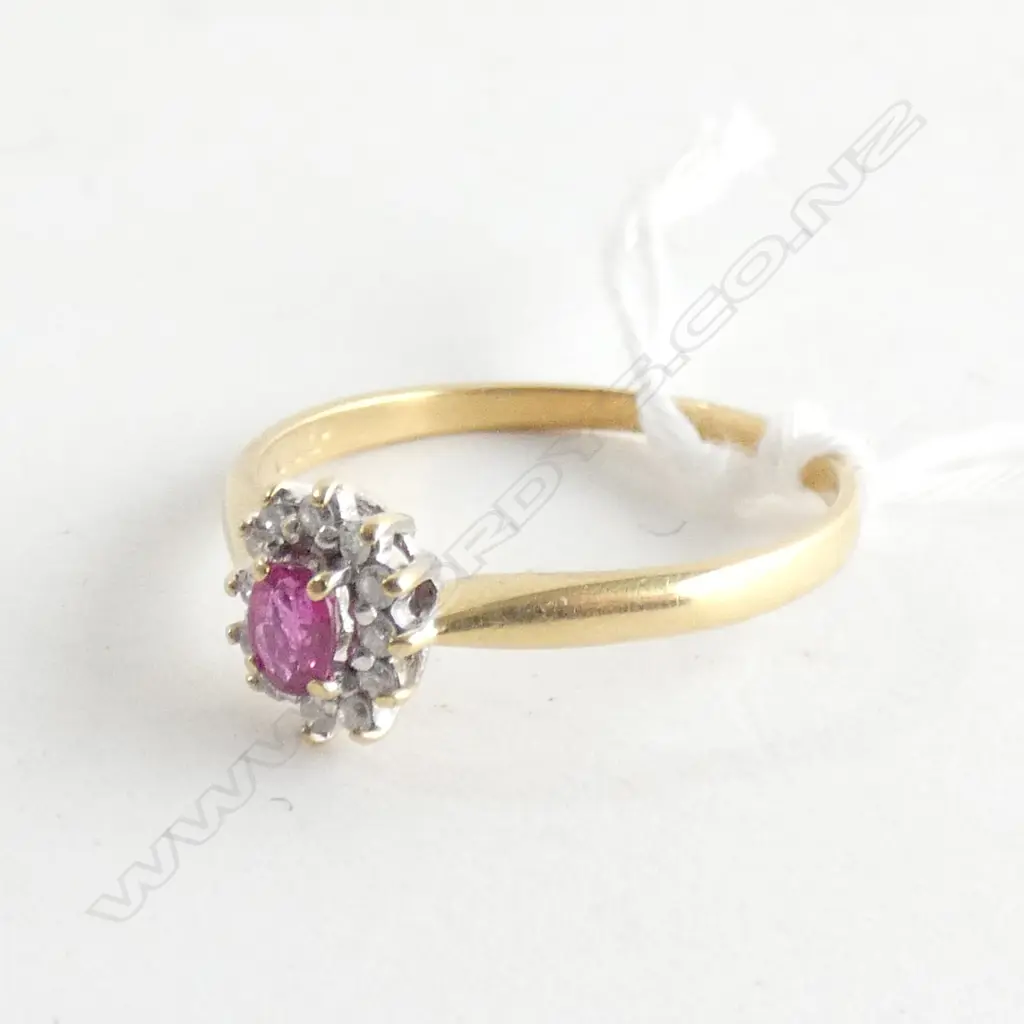 18ct GOLD RED STONE & DIAMOND CLUSTER RING 2.29gm Image 1++