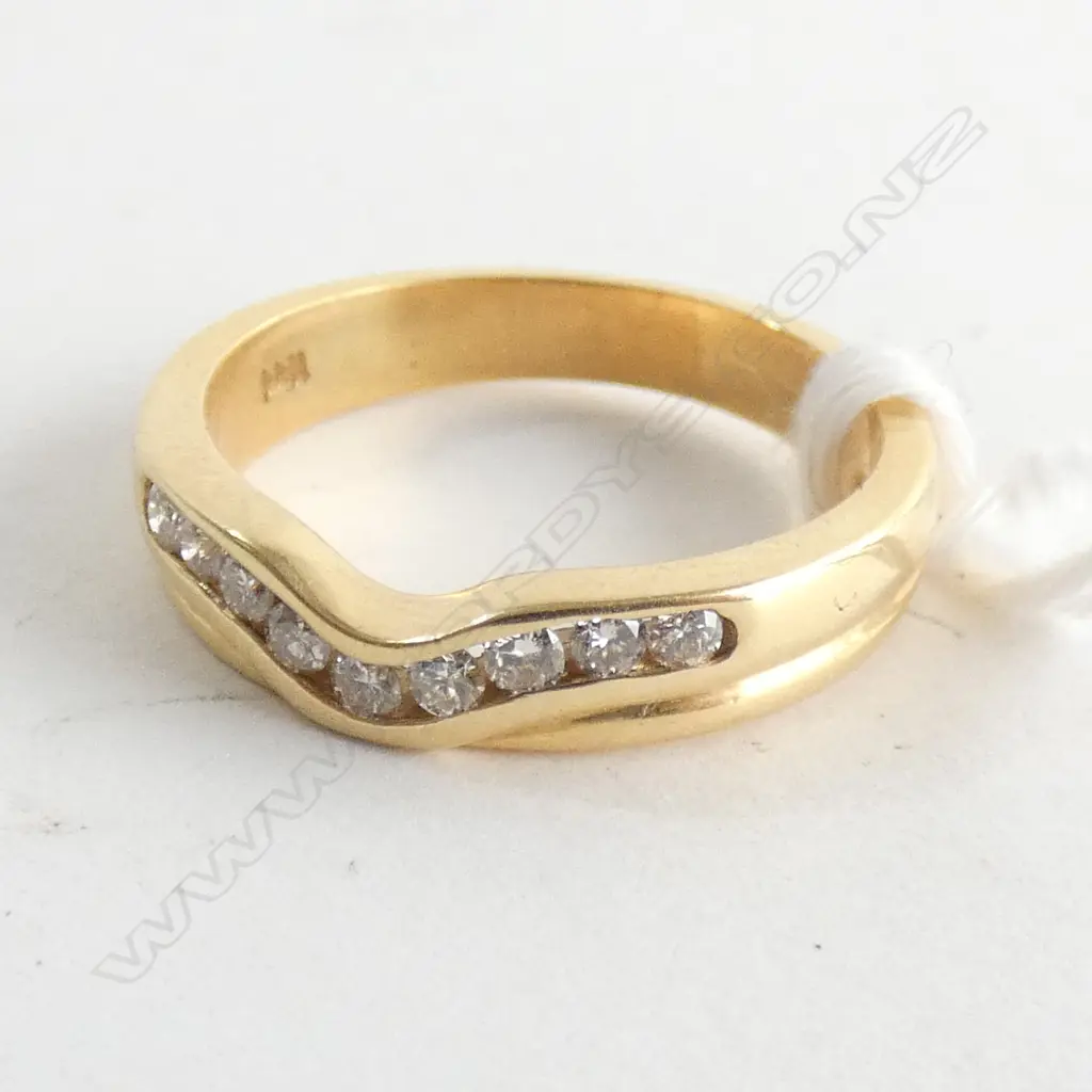 18CT YELLOW GOLD & 9 DIAMOND SHAPED RING 4.8gms Image 1++
