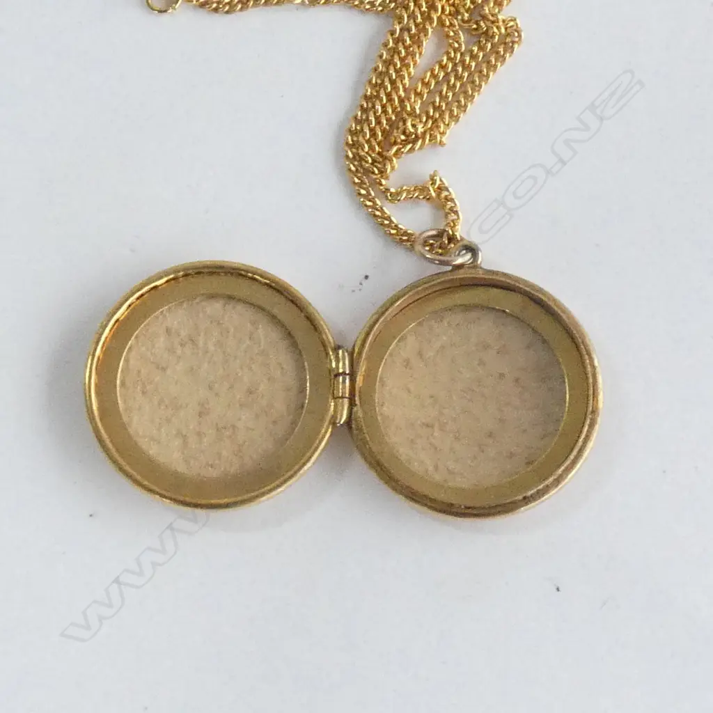 WWII 9ct GOLD R.N.Z.A.F CIRCULAR DOUBLE PORTRAIT LOCKET . 3.7gm EXCL GOLD PLATED CHAIN Image 1++