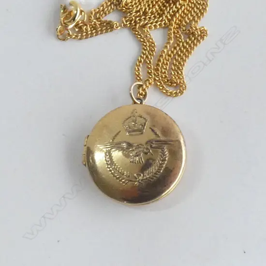WWII 9ct GOLD R.N.Z.A.F CIRCULAR DOUBLE PORTRAIT LOCKET . 3.7gm EXCL GOLD PLATED CHAIN