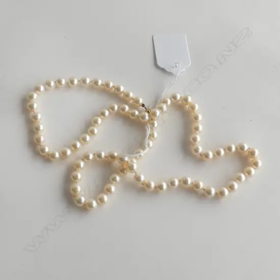 SINGLE STRAND PEARL NECKLACE OF 73 UNIFORM ROUND 7mm PEARLS L.600mm
