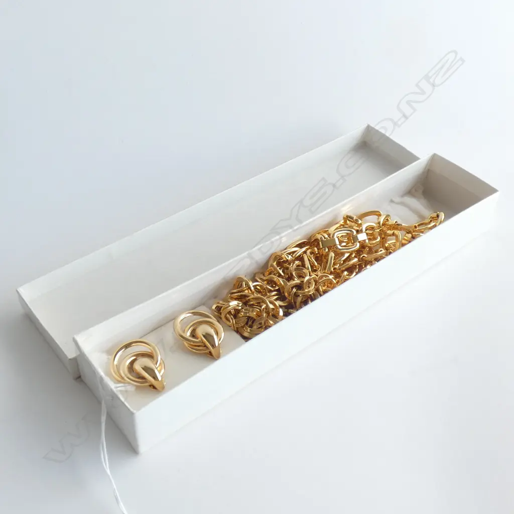 HEAVY CHAIN LINK GOLD TONE NECKLACE / BELT & CLIP EARRINGS Image 1++